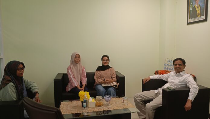 Abdul Chalik selaku Dekan FISIP bersama Badan Pengurus Harian (BPH) LPM Parlemen berdiskusi santai mengenai kejurnalistikan dan media.