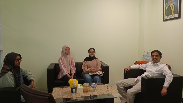 Abdul Chalik selaku Dekan FISIP bersama Badan Pengurus Harian (BPH) LPM Parlemen berdiskusi santai mengenai kejurnalistikan dan media.