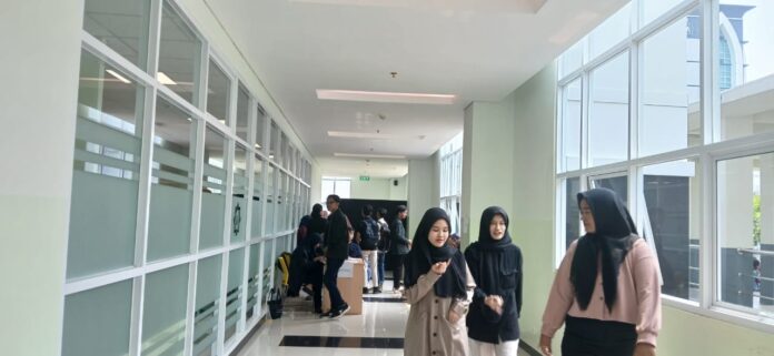 Suasana pencoblosan PEMIRA Fakultas Ilmu Sosial dan Ilmu Politik di lorong lobi.